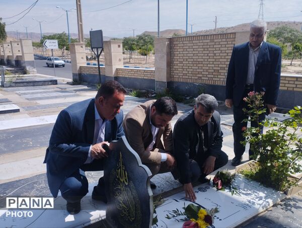تجدید بیعت معلمان و مسئولین آموزش و پرورش پاکدشت در هفته معلم با شهدا