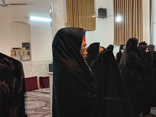 نماز جماعت در مراسم شب بیعت با امام زمان (عج) در خلیل آباد