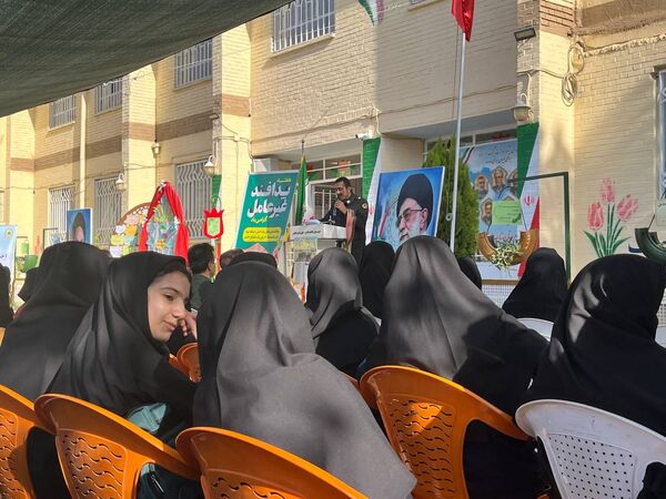 بزرگداشت هفته پدافند غیر عامل در دبیرستان شاهد هاجر