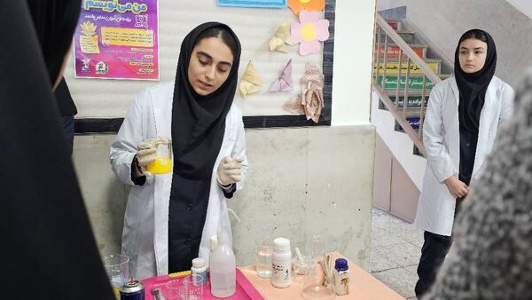 بازدید مسئول پژوهش‌سرای دکتر حسابی از دستاوردهای دانش‌آموزان مدرسه شاهد شهید نوری
