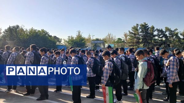 نواختن زنگ آغاز سال تحصیلی در مدرسه اندیشه شاهد منطقه ۱۶ 