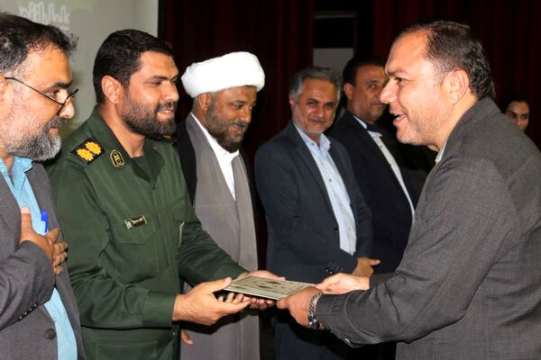 مراسم تجلیل از نویسندگان و هنرمندان شهرستان فراشبند‌
