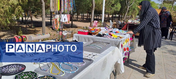 نمایشگاه محصولات دستی بانوان در بوستان نرگس قم