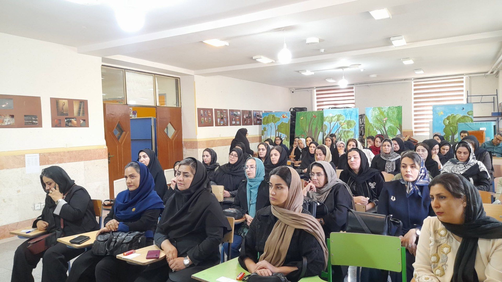 انتخابات انجمن اولیا و مربیان در دبیرستان فرزانگان الیگودرز