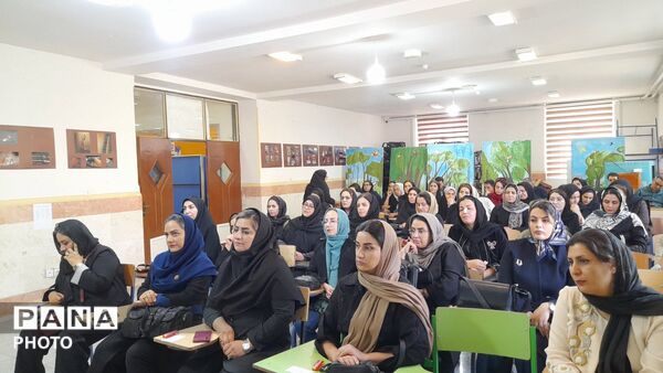 انتخابات انجمن اولیا و مربیان در دبیرستان فرزانگان الیگودرز