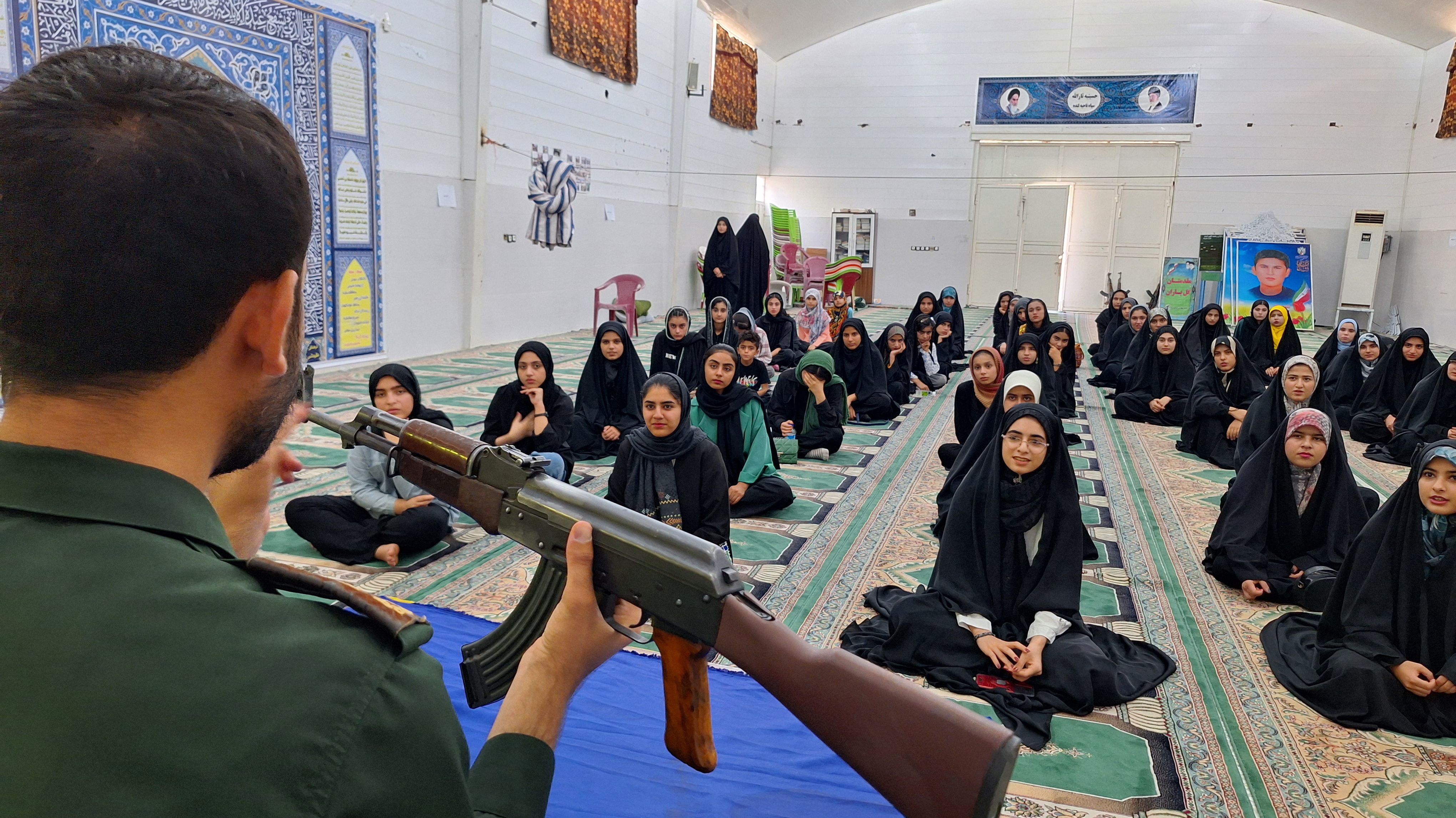 برگزاری کلاس سلاح شناسی ویژه دختران در شهرستان لنده