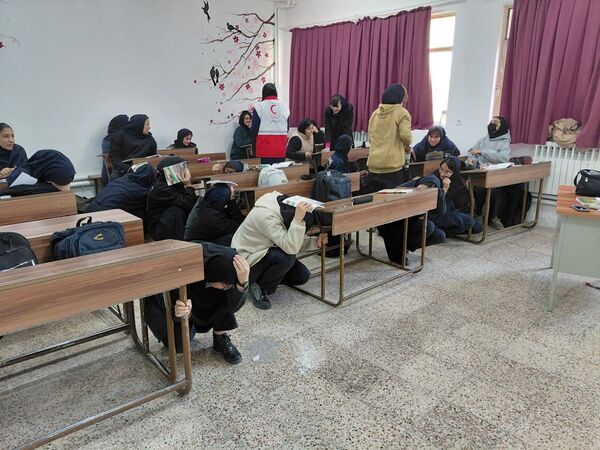 دوره‌های آموزشی مقابله با زلزله در دبیرستان علی افشارنژاد