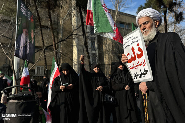 مراسم بیعت با سومین رهبر انقلاب در تهران - 1