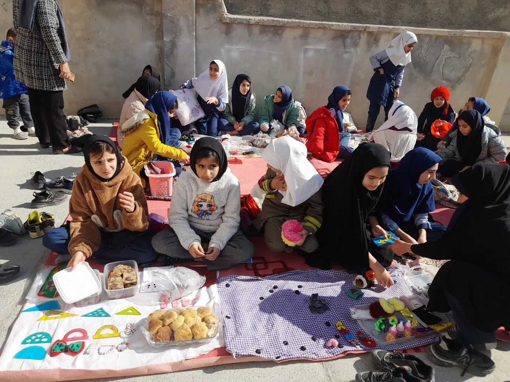 برپایی بازارچه مدرسه‌ای به‌مناسبت دهه فجر در آموزشگاه دخترانه شهید حسن زاده خانلق