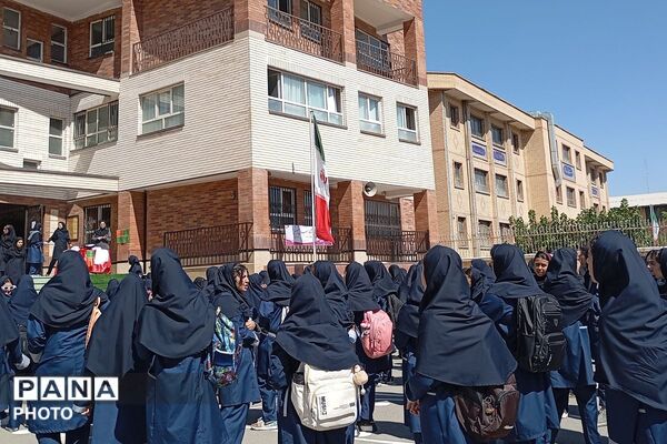 آغاز سال تحصیلی در دبیرستان مهرآفرین با شور و نشاط دانش‌آموزان