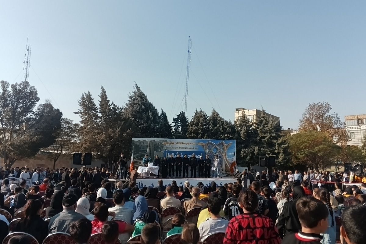 پیاده‌روی خانوادگی در شهر قدس