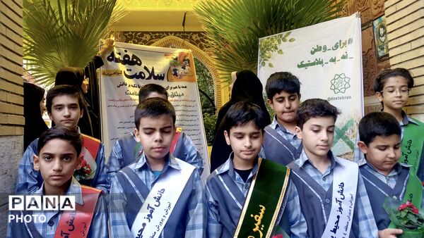 به مناسبت هفته سلامت؛ درختکاری در حیاط اداره آموزش و پرورش منطقه ۱۴‌ 