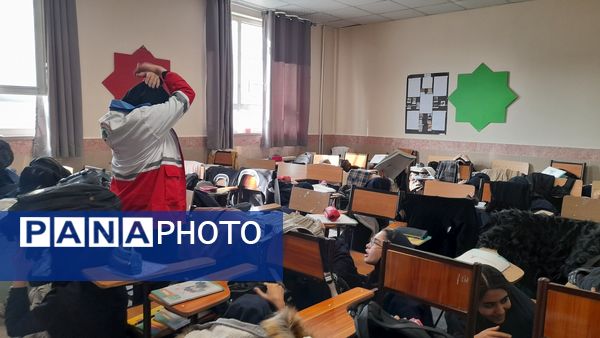 بیست و ششمین مانور سراسری زلزله و ایمنی در دبیرستان پروین اعتصامی ناحیه یک