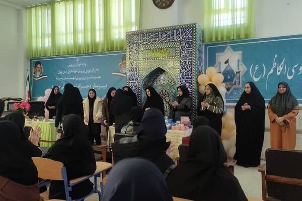 تقدیر از دانش‌آموزان برتر دبستان جعفریه و دبیرستان نمونه سمیه پیشوا