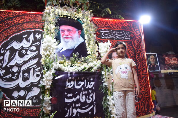 ادای احترام آینده‌سازان فارسان به تصویر رهبر شهید