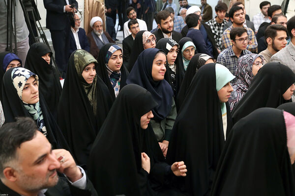 دیدار جمعی از مدال‌آوران المپیادهای دانش‌آموزی و دانشجویی با مقام معظم رهبری