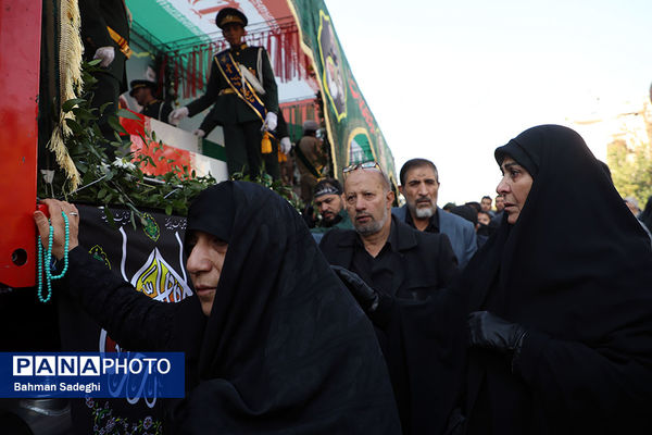 تشییع پیکرهای ۱۰۰ شهید گمنام از مقابل دانشگاه تهران