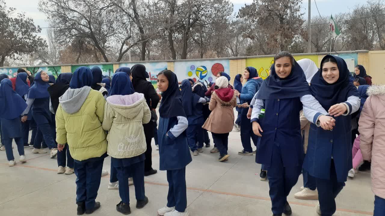 نمایشگاه دست‌ساخته‌های ورزشی و چالش عکس و لباس دوران کودکی و دلنوشته در مدرسه دخترانه ضحی ۲ شیروان
