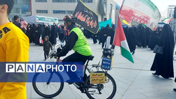 حضور پرشور دانش‌آموزان و اقشار مختلف مردم مشهد در راهپیمایی یوم‌الله ۱۳ آبان
