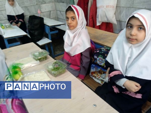 افطاری دانش آموزان روزه اولی مدرسه دخترانه هدی یک شهرستان قدس