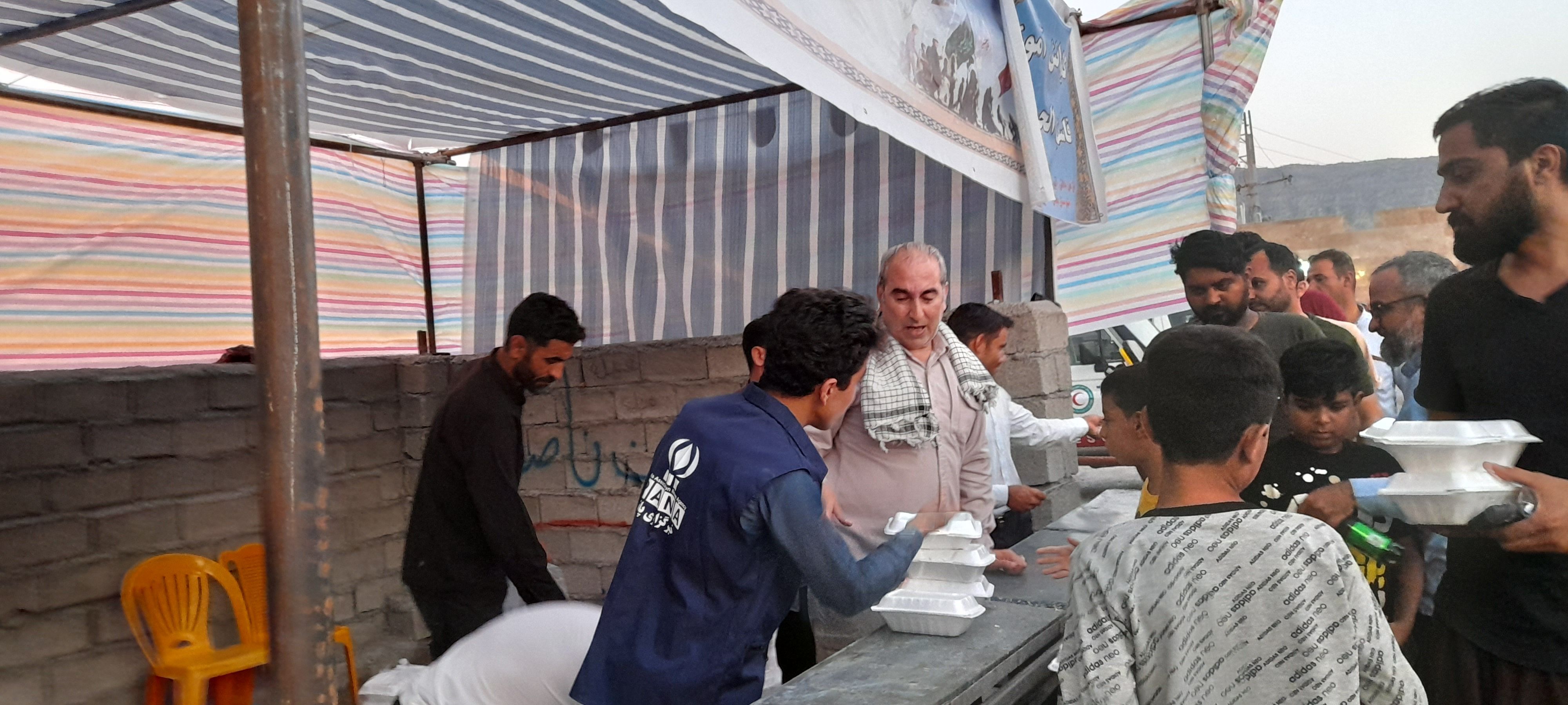 پذیرایی از زائران اربعین حسینی در مواکب پل سیمره ورودی شهرستان هلیلان 