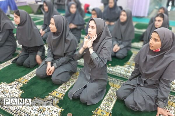 «سه‌شنبه‌های مهدوی» و برپایی نماز جماعت در دبیرستان حضرت معصومه (س)