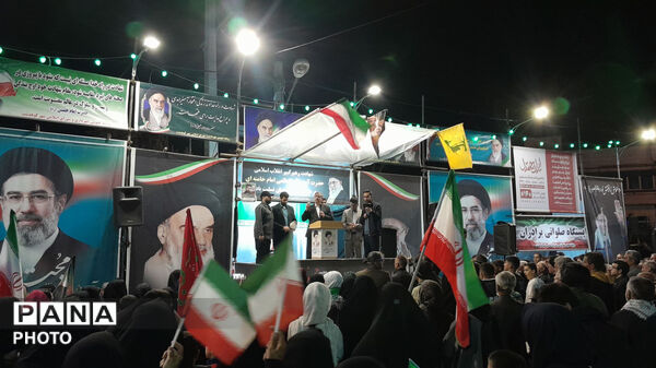 تمام مردم پای کار انقلابند