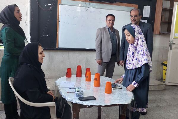 تصاویری زیبا از تمرکز دانش‌آموزان دختر در المپیاد رویش ناحیه۳ شیراز 