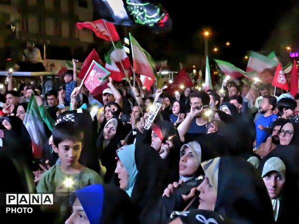 میدان انقلاب؛ جغرافیای همدلی در سایه سار نام میهن