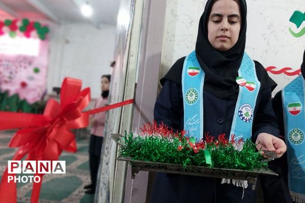نمایشگاه مدرسه انقلاب در دبیرستان جوادالائمه بهارستان‌دو