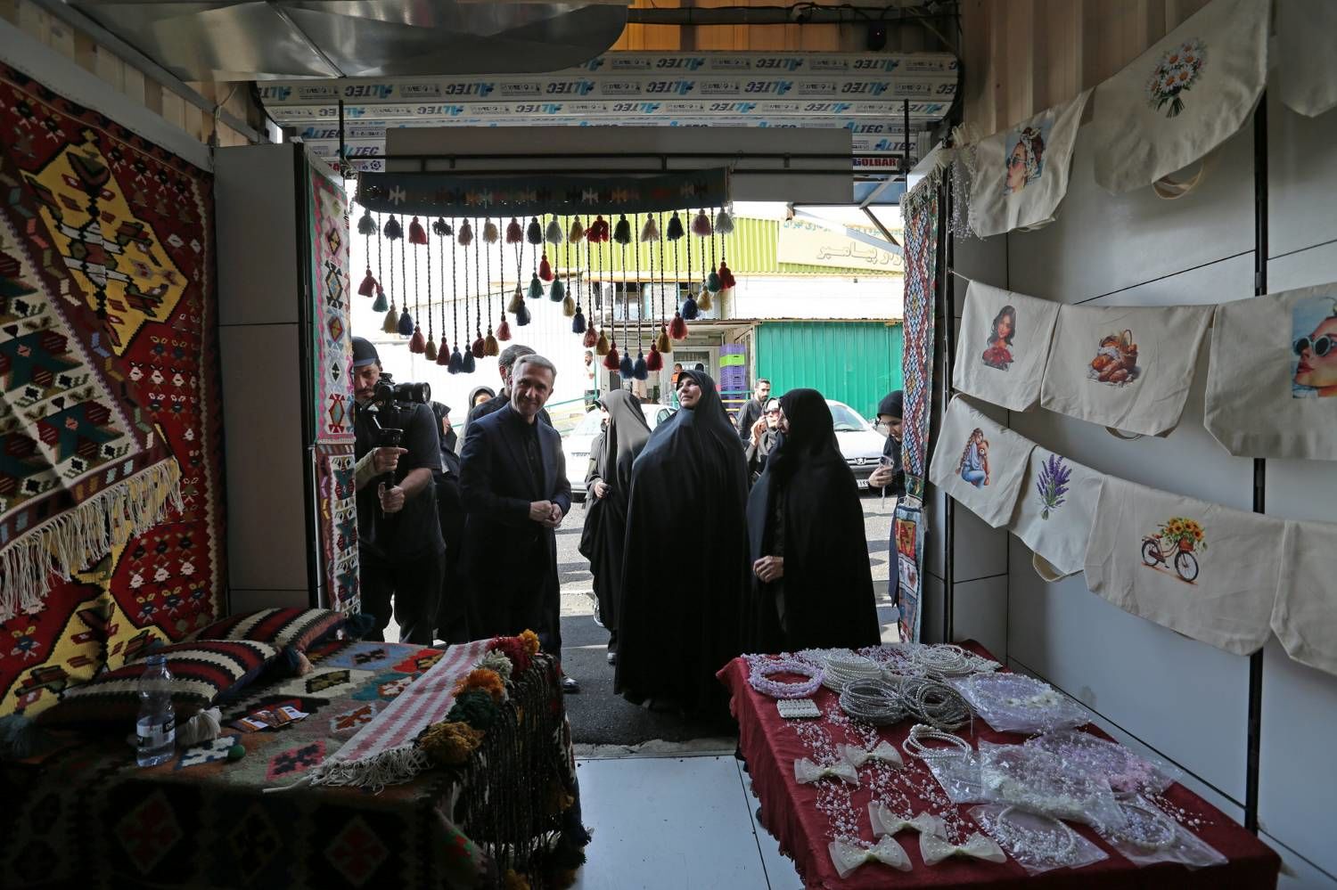 افتتاح نخستین غرفه‌های فروش محصولات زنان سرپرست خانوار در میادین میوه و تره‌بار