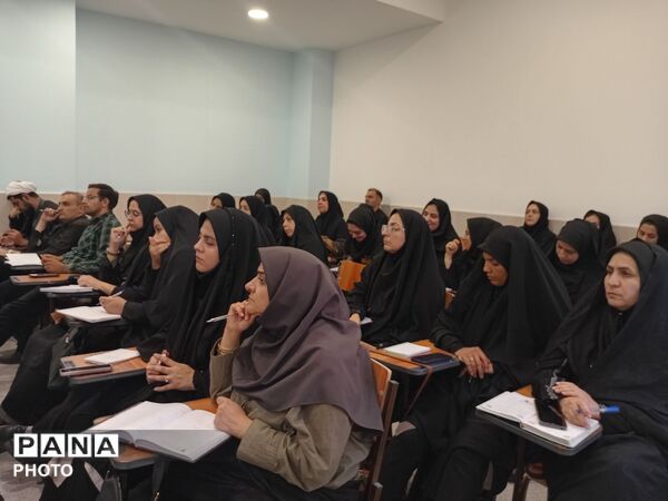 تقویت مهارت‌های تخصصی فرهنگیان مهریز در دبیرستان شکیب