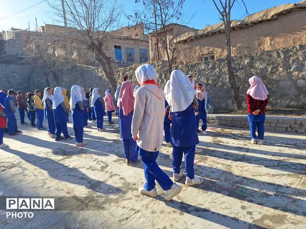 روز بدون کیف در آموزشگاه شهید ذوالفقاری روستای احمد آباد