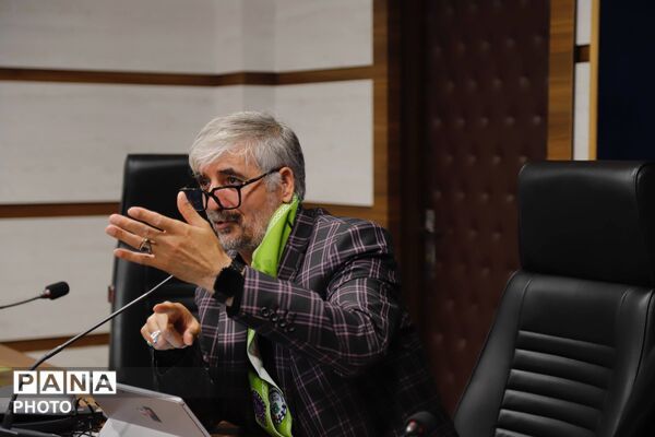 نشست هم‌اندیشی مسئولان دانش‌آموزی تهران با محور آموزش مربیان و مدیریت مصرف انرژی