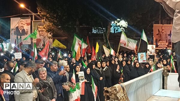 استقامت مردم کوهدشت در شب شصت‌وسوم تجمعات شبانه در میدان امام خمینی(ره)