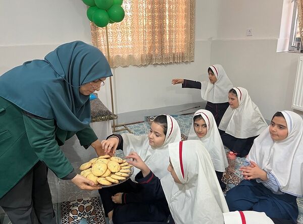 برگزاری مراسمی به‌مناسبت ولادت حضرت علی (ع) و روز پدر در دبستان دخترانه بعثت ۲