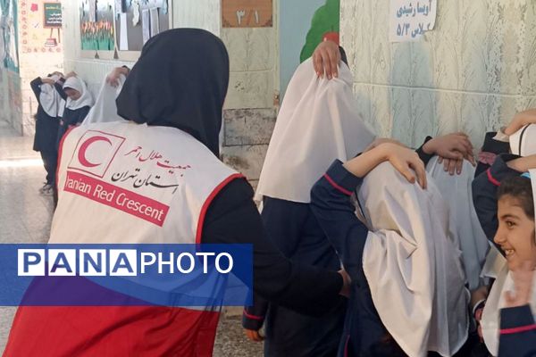حضور نیروهای هلال احمر در دبستان هدی۱ به مناسبت هفته پدافند غیرعامل