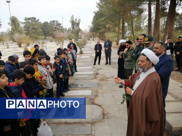 غبارروبی مزار دانش‌آموز شهید «حیدر رضایی» در قم