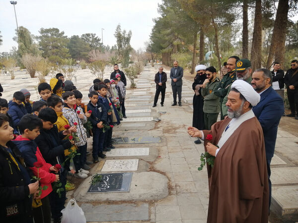 غبارروبی مزار دانش‌آموز شهید «حیدر رضایی» در قم