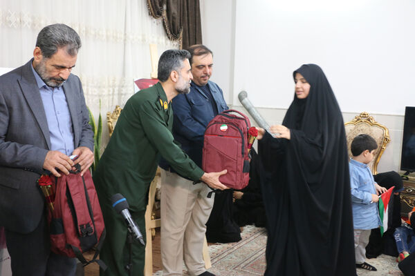 رونمایی از کتاب «بابای قهرمان من» با حضور فرزندان شهدای مدافع حرم