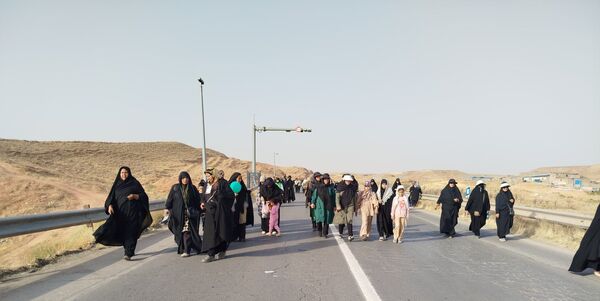 پیاده روی زائران وعاشقان امام علی بن موسی الرضا"ع"از مسیرباغچه تاتپه سلام