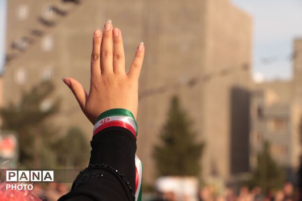 گرامیداشت شهدای دانش‌آموز میناب و حضور خانواده معظم شهدا
