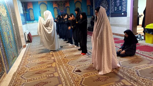 نواختن زنگ نماز با شعار «مِهر با مُهر» در مدارس شهرستان ملارد همزمان با آغاز سال تحصیلی