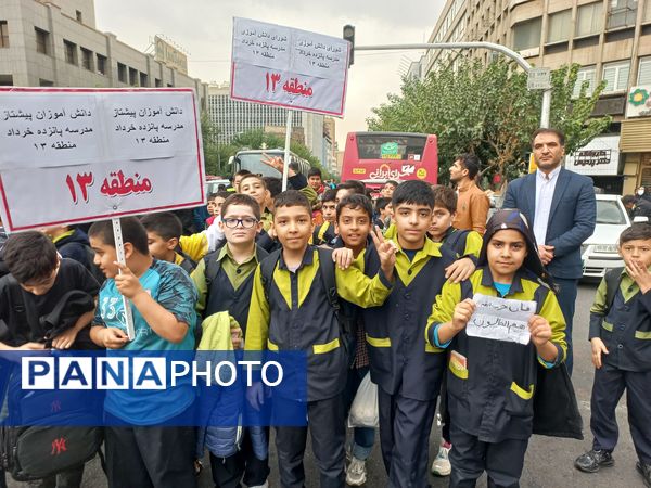 حضور مدیر آموزش و پرورش منطقه ۱۳ در راهپیمایی روز دانش‌آموز 