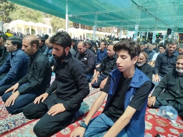 اقامه نماز ظهر اربعین در کاشمر