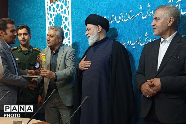  تقدیر از منتخبین منطقه‌ای و استانی