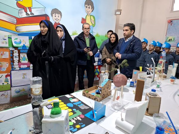 نمایشگاه دست سازه‌های دانش‌آموزان در دبستان هیأت امنایی ملاصدرا 