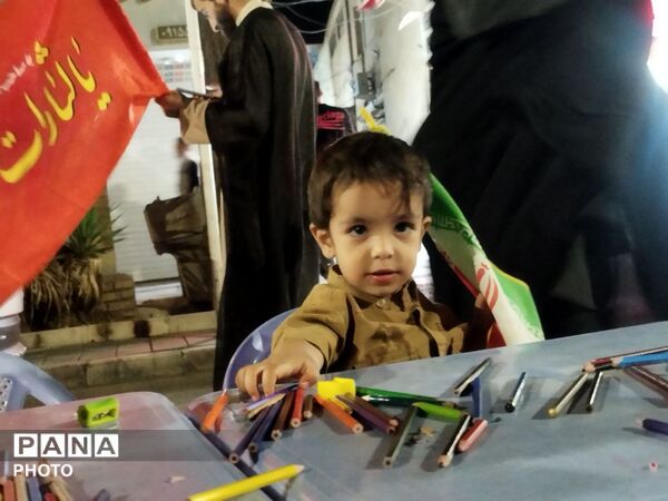 نذر کودکان برای رهبر امت اسلام در موکب فرهنگیان 