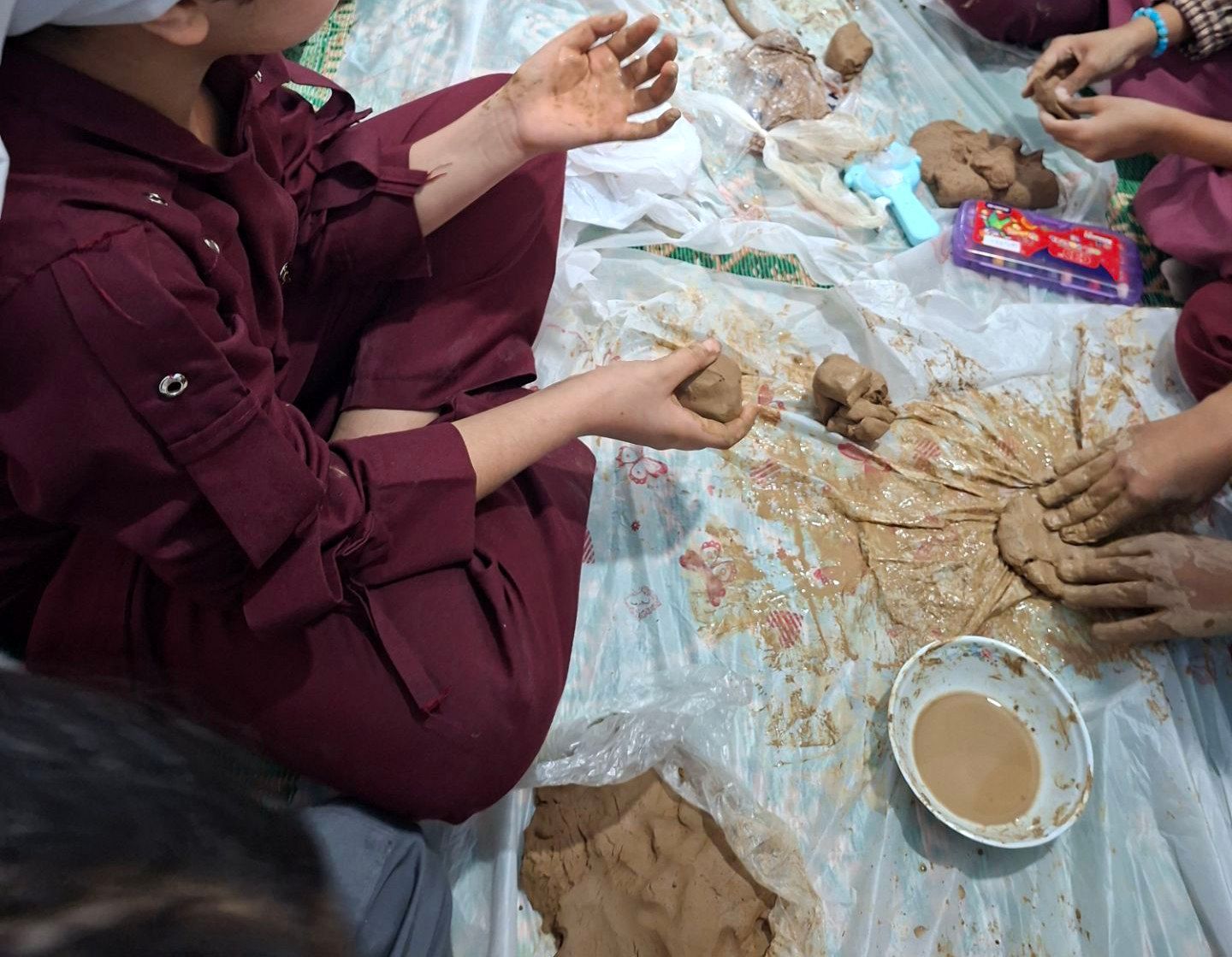 شوق یادگیری دانش‌آموزان پایه چهارم در ساخت وسایل سفالی