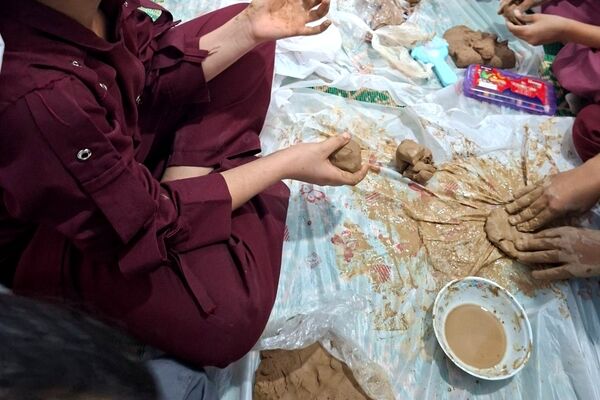 شوق یادگیری دانش‌آموزان پایه چهارم در ساخت وسایل سفالی